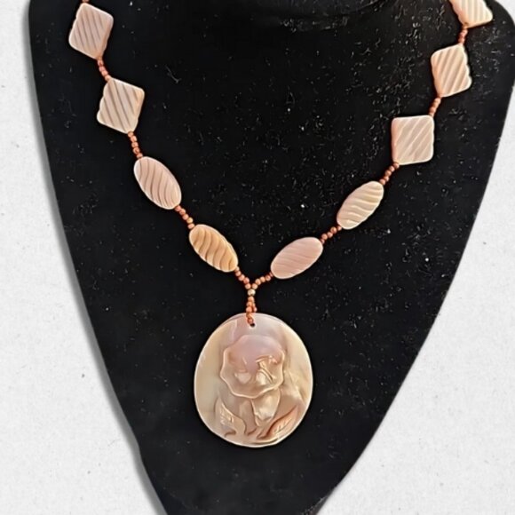 Mother of Pearl Shell Beads Necklace Hand-Carved Flower Pendant White/Beige OS - Picture 1 of 5